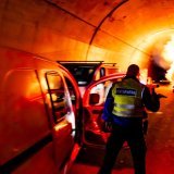 Une septantaine de pompiers, policiers, ambulanciers et figurants ont participé à cet exercice qui simulait un incendie causé par un choc entre deux véhicules dans le tunnel d'Arrissoules. KEYSTONE/JEAN-CHRISTOPHE BOTT